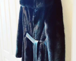 OUTSTANDING BLACK MINK FUR COAT (SIZE 8/10), LEATHER BELT