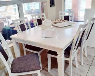 WHITE TABLE - 6 CHAIRS + 1 LEAF