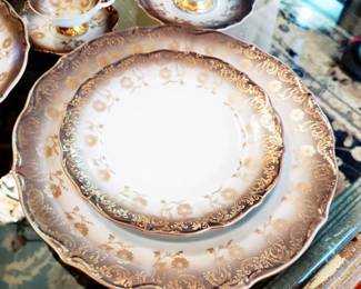 EXQUISITE DETAILS - GOLD AND TAUPE