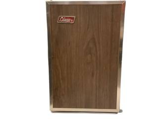 ANMC610 Vintage 1970s Coleman Upright Horizontal Cooler This coolers is able to be a stand up ice chest or a horizontal cooler.