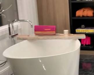 Gorgeous freestanding bathtub by Kohler with the tub filler. This tub is only been installed for three years and it is in excellent condition and rarely ever used. I’m asking $3500for the whole set including the tub filler.