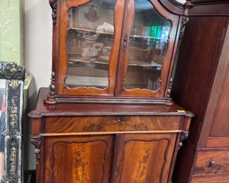 Gorgeous Flame Mahogany China/Curio Cabinet