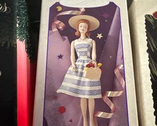 Suburban Shopper Midge ornament