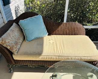 This needs Veronica Lake lounging on it.