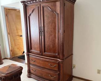 Wynwood quality armoire