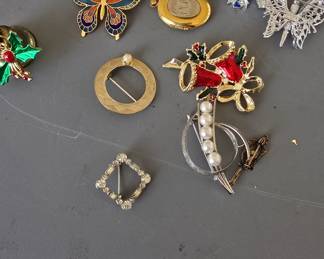 costume jewelry 