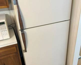 4300 Magic Chef Fridge Freezermin