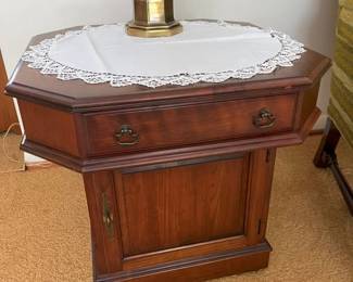 4300 Pennsylvania House Cherry Octagonal Side Tablemin