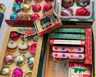 4300 Vintage Xmas Ornament Selectionmin