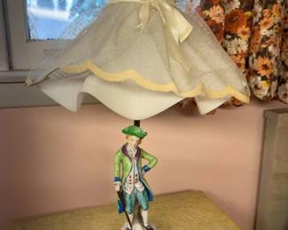 4300 Vintage Colonial Gentleman Figurine Table Lampmin