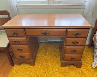 4300 Whitney Maple Deskmin