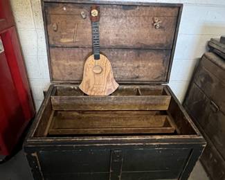 Multiple Trunks - Davey Crocket Guitar for Kids