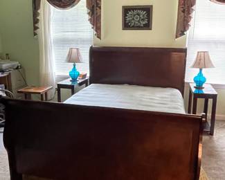Queen bed, matching bedside table and lamps