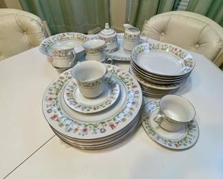 Floral pattern Crown Ming fine China set