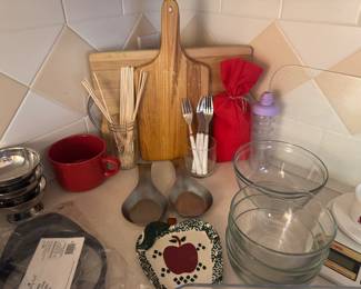Lots of kitchen items!