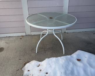 Round patio table