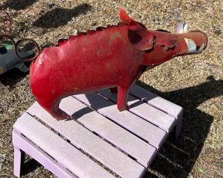 Metal razorback decor