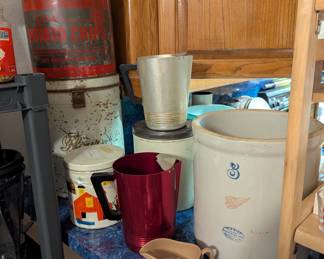 Red Wing crock, Vintage Tins