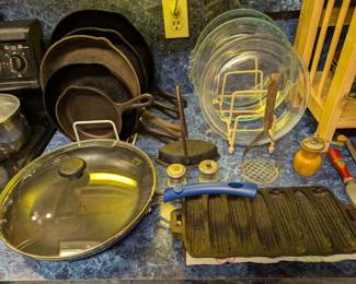 Cast Iron frying pans and corn bread muffin, Wagner Ware