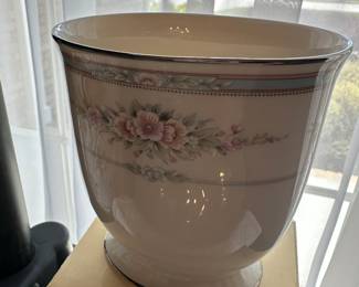 This is a massive set of vintage Noritake Ivory China! A complete service for 6+ all the serving pieces! In absolutely pristine condition and all pieces come with their China felt zipper bags! The pattern is Rothschild!