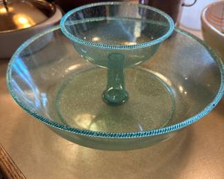 This is a fantastic vintage chip and dip bowl