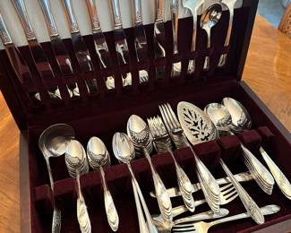 This is a fantastic set of Tudor Plate made by Oneida community! It is a complete service for 8+ all serving pieces! Comes in its original beautiful felt lined box! This pattern was introduced in 1946!