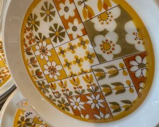 This is a terrific set of mid-century modern Mikasa Light N’ Lively DINA Dishes! These look like they could be right off the set of the Brady Bunch!