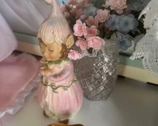 Here’s a little cute garden pixie protecting the table top