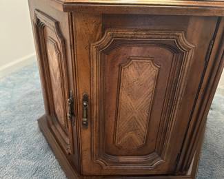 This is the hexagon one! They are both an excellent condition!