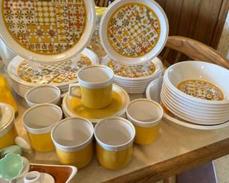 This is a terrific set of mid-century modern Mikasa Light N’ Lively DINA Dishes! These look like they could be right off the set of the Brady Bunch!