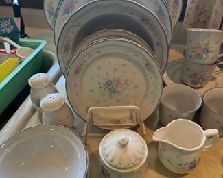 This is a lovely set of Mikasa Continental dinnerware