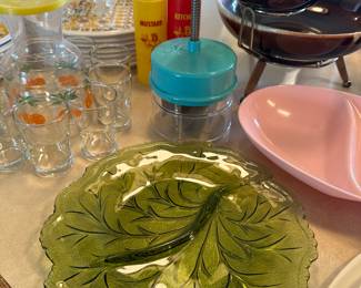This is a beautiful vintage Indiana Glass Pebble Leaf avocado green, divided two part relish dish! And yes, you guessed it. It is in superb condition.!