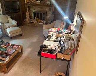 Another wide shot the house is just stuffed with great items