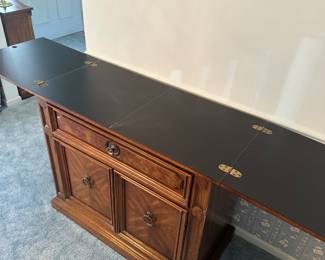 Here it is fully extended, has a full drawer and two cupboards at the bottom! In pristine condition