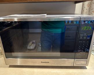 This is a terrific Panasonic microwave in near perfect condition comes with all accessories and original manual!