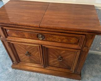 An absolutely beautiful Thomasville sideboard buffet! It extends to nearly 8 feet just beautiful!