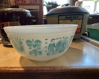 Some more vintage Pyrex three bowls in the set