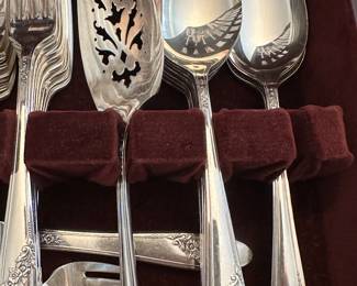 This is a fantastic set of Tudor Plate made by Oneida community! It is a complete service for 8+ all serving pieces! Comes in its original beautiful felt lined box! This pattern was introduced in 1946!