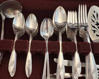 This is a fantastic set of Tudor Plate made by Oneida community! It is a complete service for 8+ all serving pieces! Comes in its original beautiful felt lined box! This pattern was introduced in 1946!