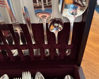 This is a fantastic set of Tudor Plate made by Oneida community! It is a complete service for 8+ all serving pieces! Comes in its original beautiful felt lined box! This pattern was introduced in 1946!