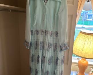 This is a very cool 1960s dress
