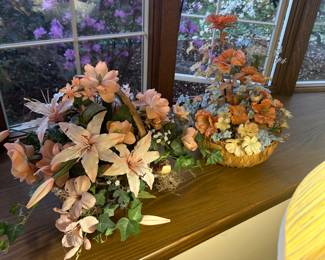 Throughout the house are literally dozens of silk floral arrangements! They were all professionally done and are beautiful and impeccably clean!