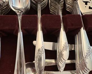 This is a fantastic set of Tudor Plate made by Oneida community! It is a complete service for 8+ all serving pieces! Comes in its original beautiful felt lined box! This pattern was introduced in 1946!