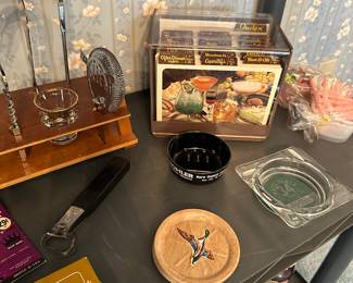 A couple of great vintage ashtrays and in the back that plastic boxes filled with recipes for vintage cocktails it’s really cool to read them!