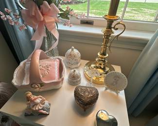 Lots of tchotchkes for any little princess!