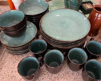 Threshold Dinnerware 34 pcs 