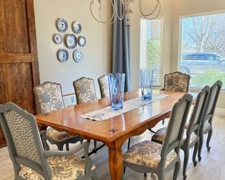 Beautiful French staining table with inlay Fleur de lis with 2 leaves
