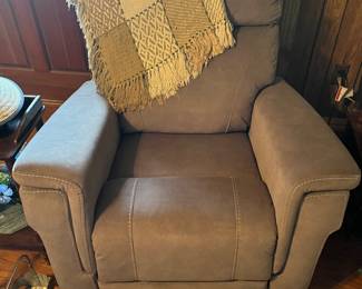Like new electric recliner