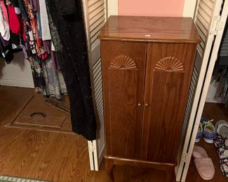 Jewelry cabinet 