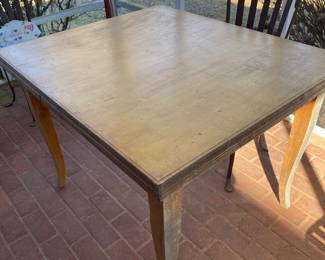 Table can extend and shorten. 